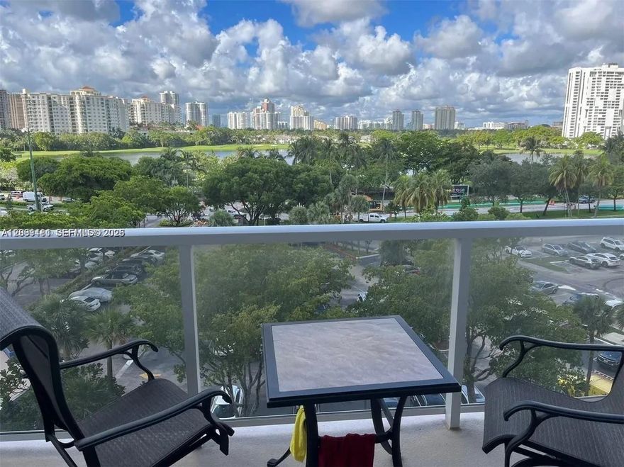2/2 with great views overlooking golf and lake. Close to Aventura Mall and minutes from the beach