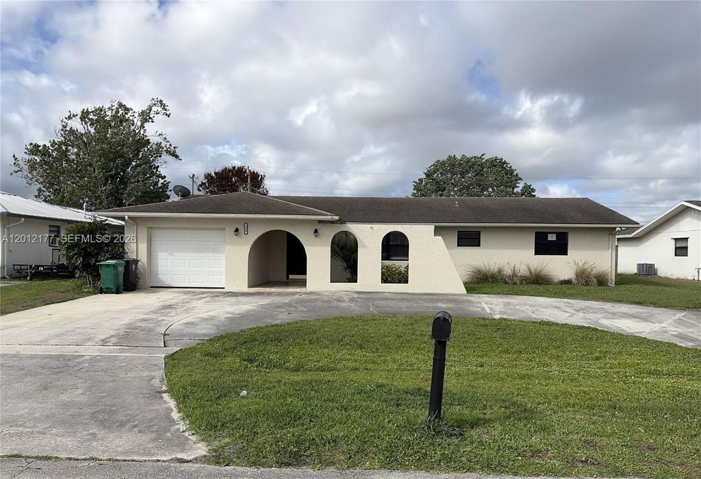 Photo of 440 SE Skipper Ln, Port St Lucie, FL 34983 (MLS # A12012177)