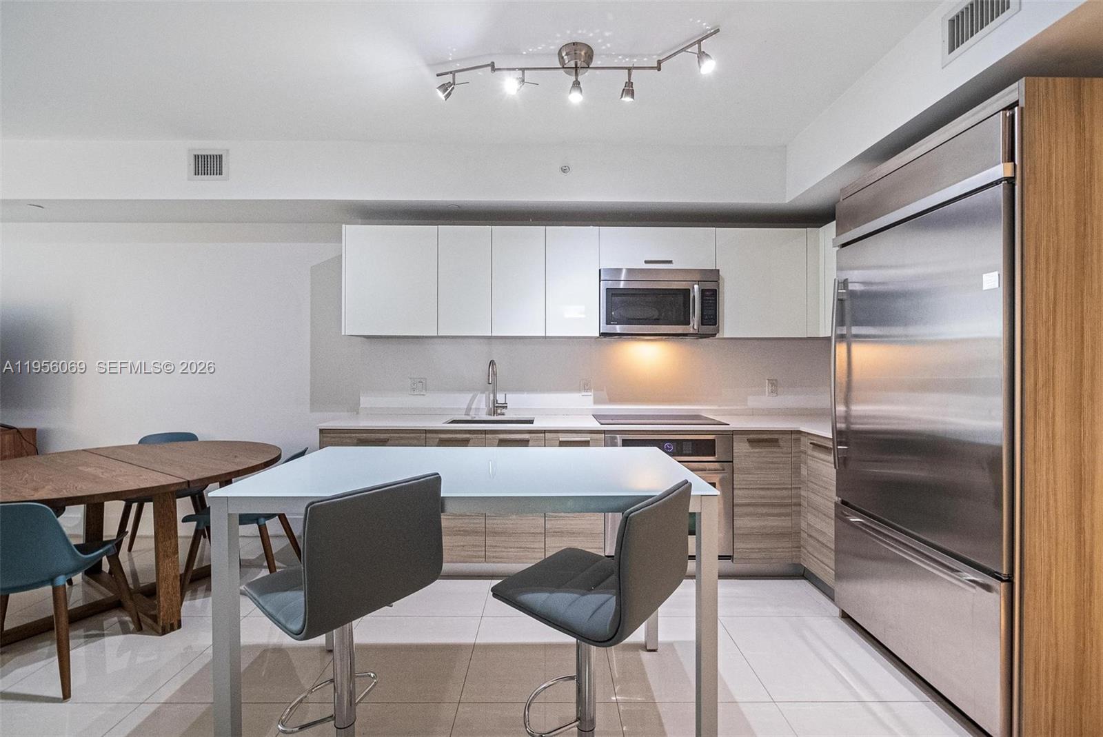 1300 Brickell Bay Dr 700