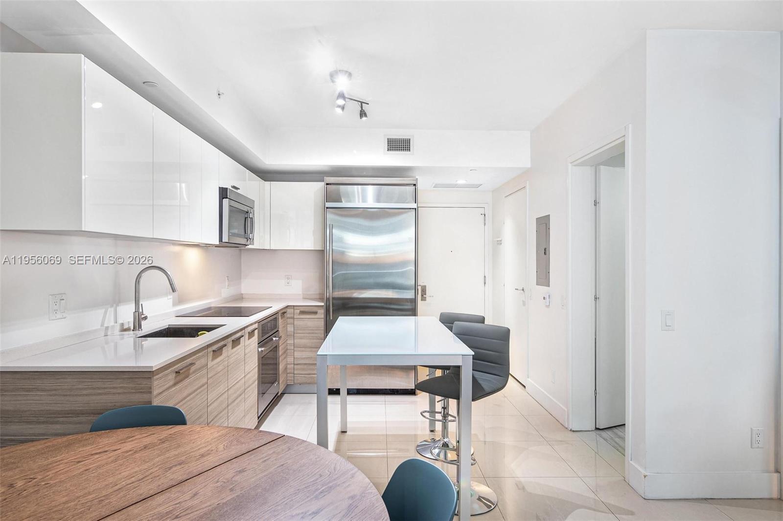 1300 Brickell Bay Dr 700