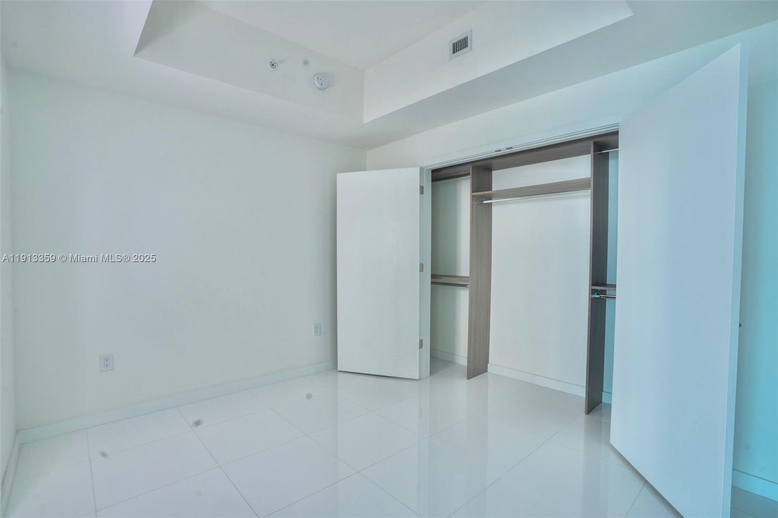 PARAMOUNT MIAMI WORLDCENT - Residential Lease