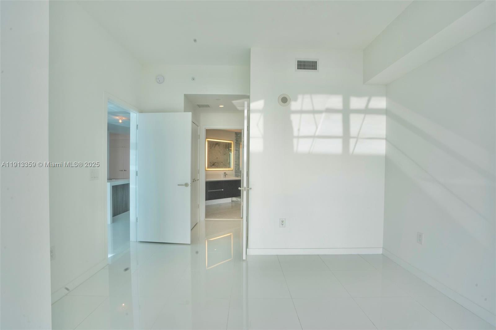 PARAMOUNT MIAMI WORLDCENT - Residential Lease