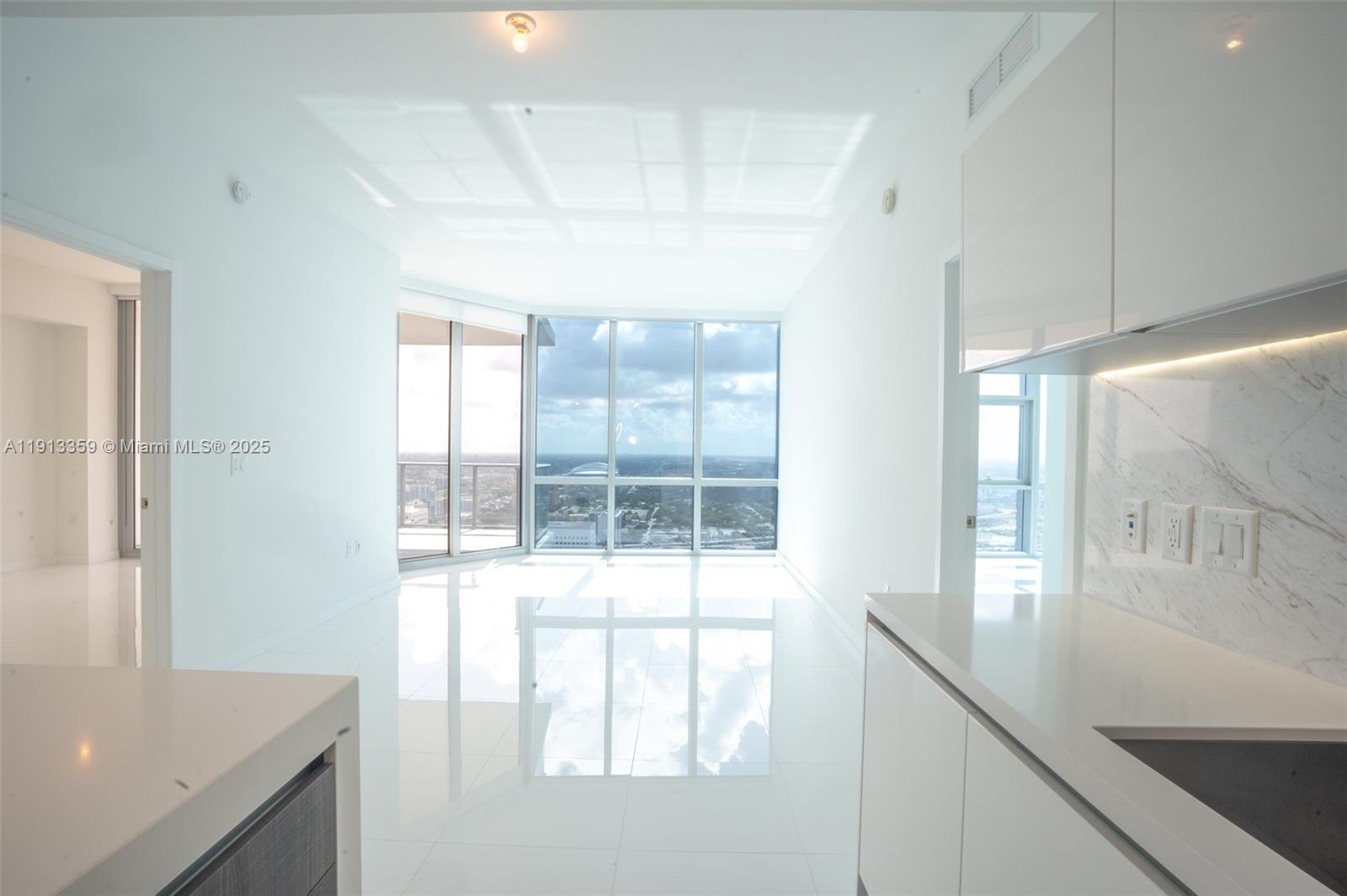 PARAMOUNT MIAMI WORLDCENT - Residential Lease