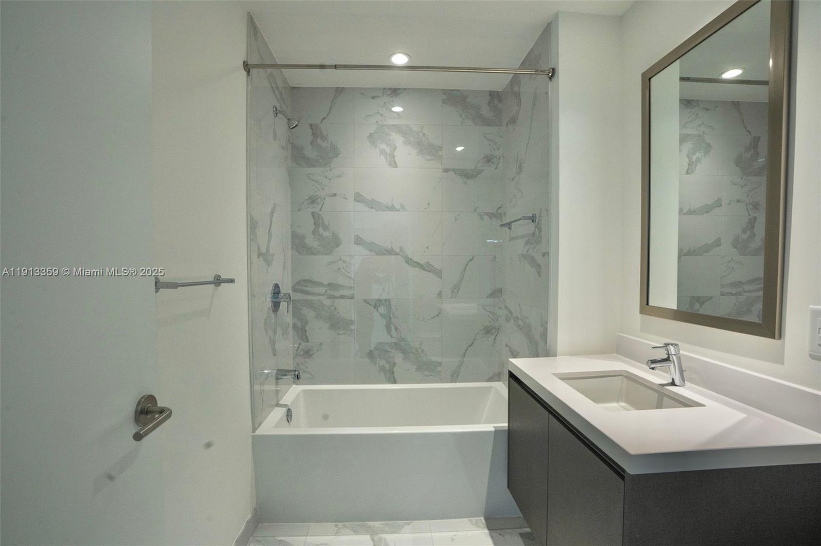 PARAMOUNT MIAMI WORLDCENT - Residential Lease