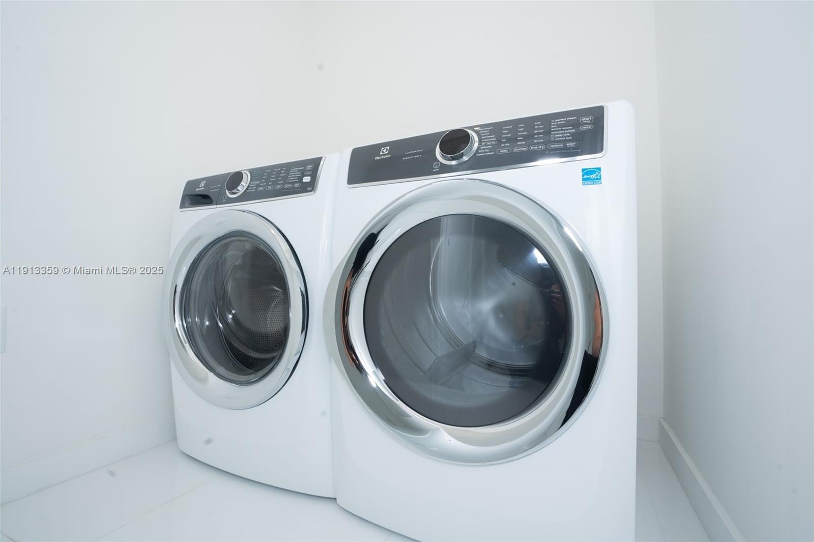 PARAMOUNT MIAMI WORLDCENT - Residential Lease