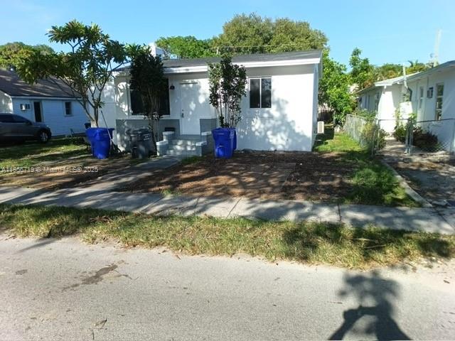 Beautifully remodeled 2 bed 1 bath unit in duplex!! Brand new roof, high impact windows, flooring, kitchen, bathrooms and much more! Private large front driveway and oversized backyard! Quick approvals no HOA. Show & Rent!! Agents, to submit offer please email listing agent contract to lease, full rental application, pay stubs, legible copy of tenants ID, credit report and background check. INCOMPLETE OFFERS WILL NOT BE REVIEWED! For any questions please TEXT or E MAIL listing agent!!