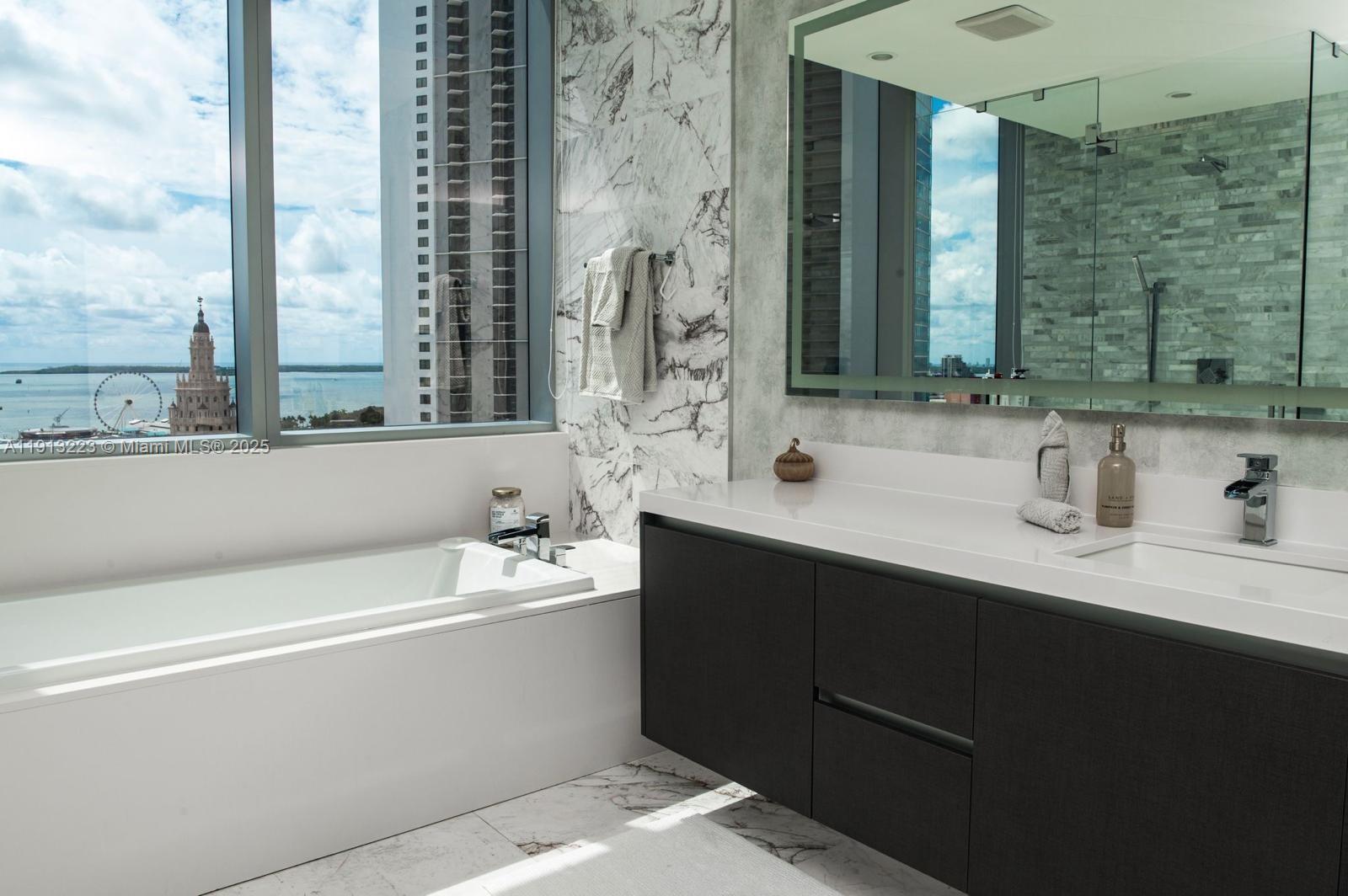 PARAMOUNT MIAMI WORLDCENTE - Residential