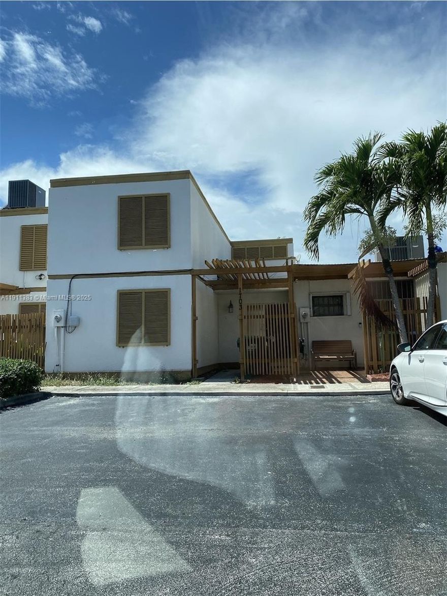 3 BDR 3 BTHS Townhouse. Fully renovated. New roof, New appliances. New A/C. All impact windows and doors. This property is part of the Trail Run gated community with access to the pool and tennis courts. 2 parking spaces. Beautiful enclosed patio