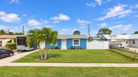 Photo of 4947 N Royal Ct N, West Palm Beach, FL 33415 (MLS # A12105261)