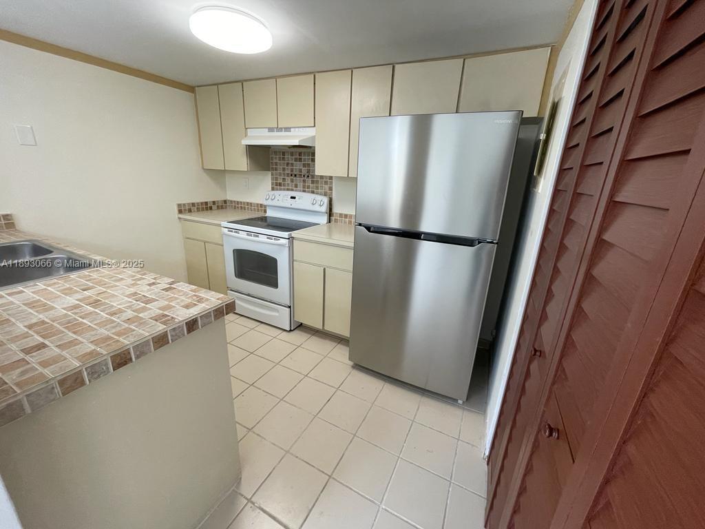 GABLES I TOWNHOMES CONDO - Residential Lease