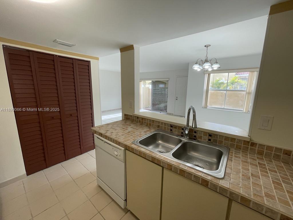 GABLES I TOWNHOMES CONDO - Residential Lease
