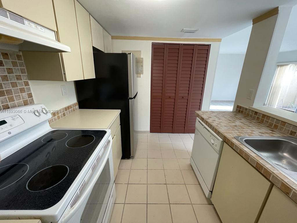 GABLES I TOWNHOMES CONDO - Residential Lease