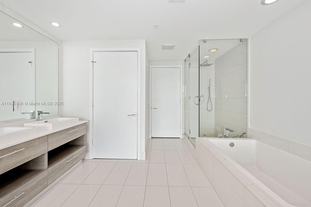 PARAISO BAY CONDO - Residential