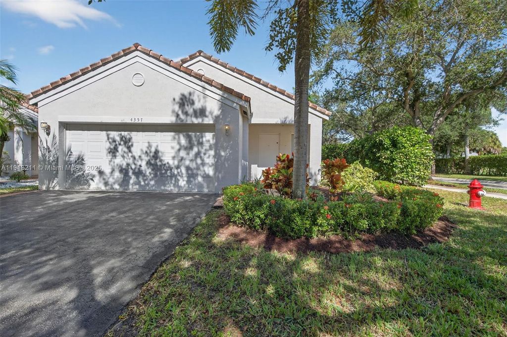 Photo of 4357 Magnolia Ridge Dr, Weston, FL 33331 (MLS # A11913211)