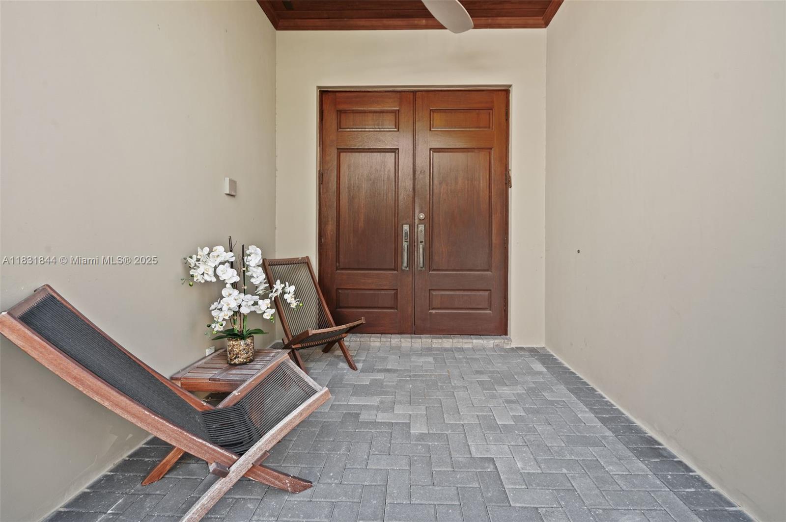 7560 SW 56th Ct, Miami, FL, 33143/$2,333,000 2 7560 SW 56th Ct