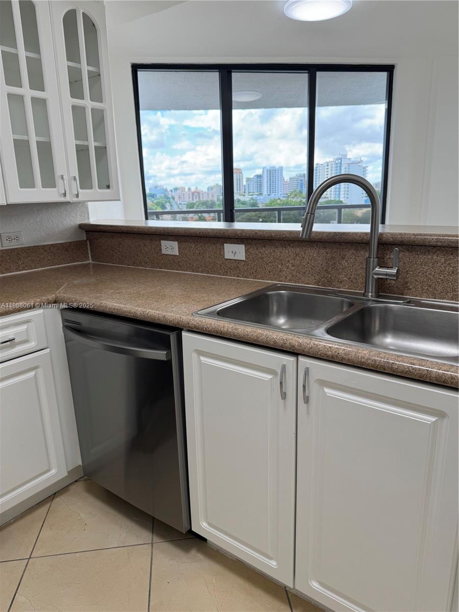 THE LUXOR RESIDENCES COND - Residential Lease