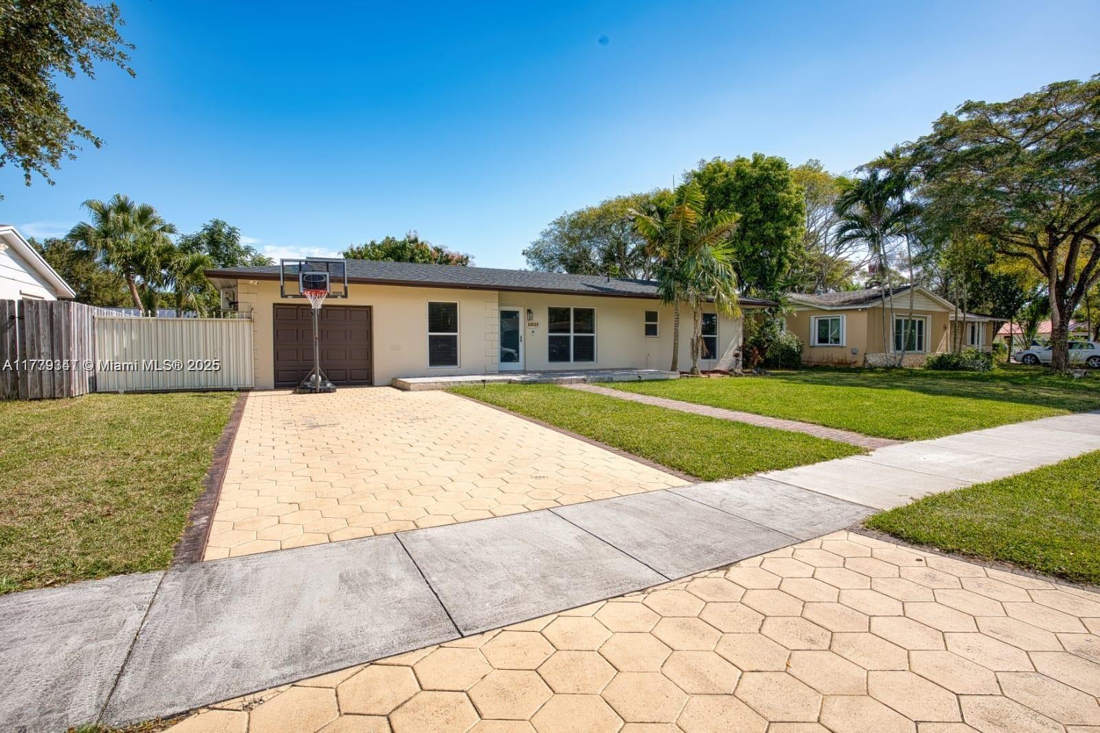 18033 Sw 89th Pl, Palmetto Bay, Miami-Dade County, Florida - 2 Bedrooms  
1 Bathrooms - 