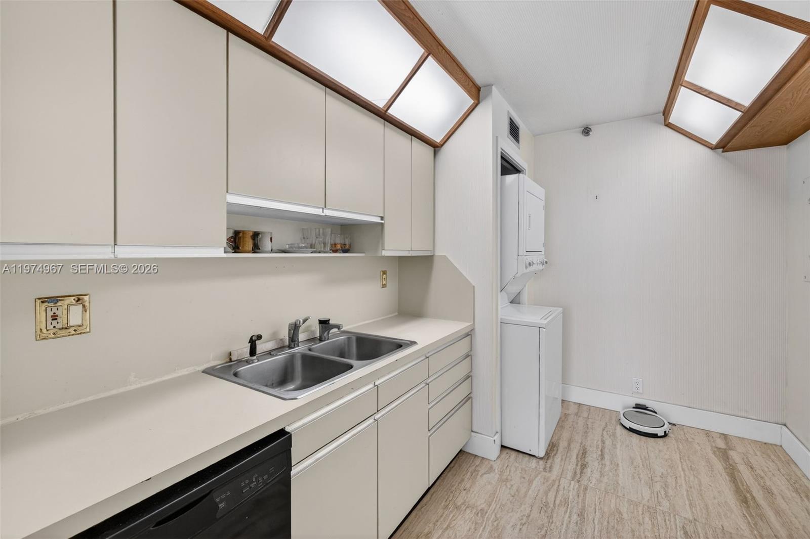 TURNBERRY TOWERS CONDO - Residential