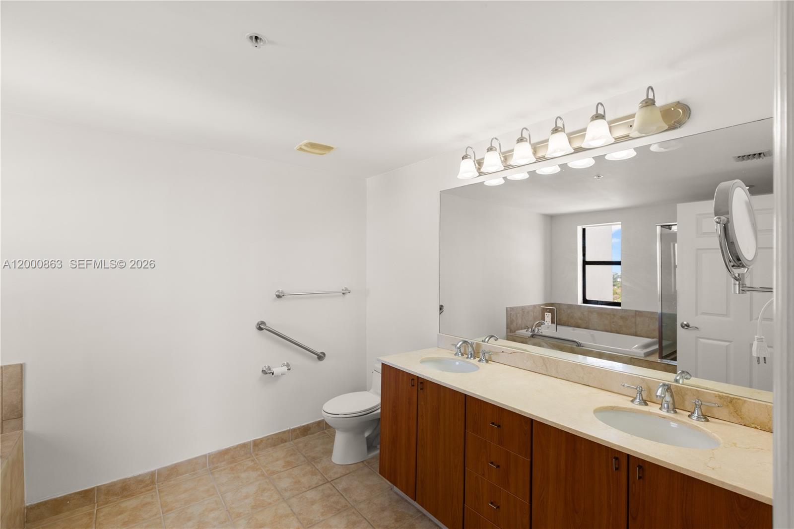 PUERTA DE PALMAS CONDO - Residential