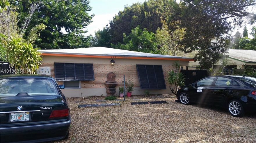 1 BED/ 1 BATH in trendy Victoria Park neighborhood and only steps to Holiday Park. New appliances, new kitchen and new bathroom, tile throughout, new A/C washer/dryer on site. Unit has impact windows. Water is included in rent. Property is a short walk to the beach, shopping and many restaurants.