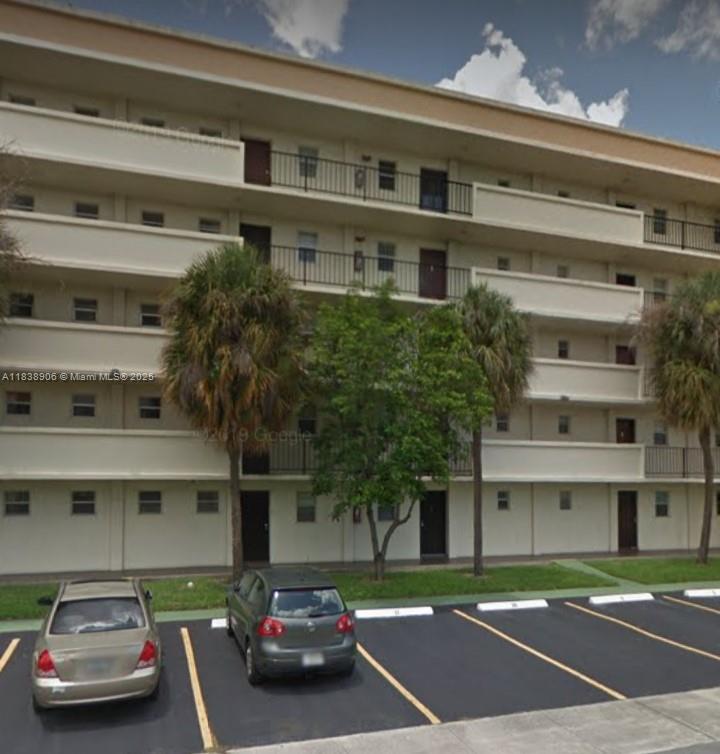 Great location for this Furnished apartment 1/1 located in the heart of Hallandale close to I95 , shopping and restaurants, Gulfstream casino and the beautiful beaches. Tenant occupied until October 1st. Call L/A
