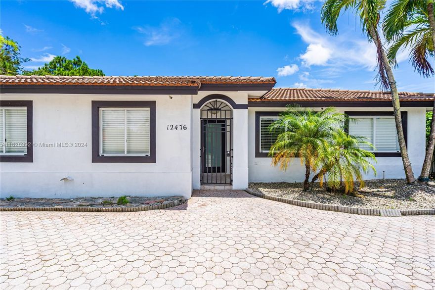 Beautiful property fully remodeled in great neighborhood. No HOA. Master bedroom has been converted into an in-laws quarter that generates an extra income for the owner but can easily be converted back into a Bedroom. Stainless Steel Appliances/ Big Patio with room for a Pool and nice Terrace. This house is a treasure and is located on a Cul de Sac street where kids have a safe place to play without busy traffic. Circular driveway with plenty of parking space. This is a MUST SEE!