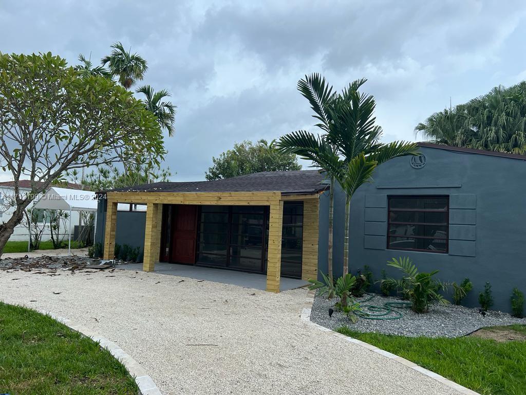 Spectacular house with 3 bedrooms 1 bathroom and a lovely backyard with an amazing pool, ready to move in on January 10th 2025. Family room lead to a covered patio. Surrounded by native lush landscaping, very private oasis! Excellent location, close to I-95, supermarkets, schools, restaurants, plazas and more entertainment.
Do not miss this opportunity.
