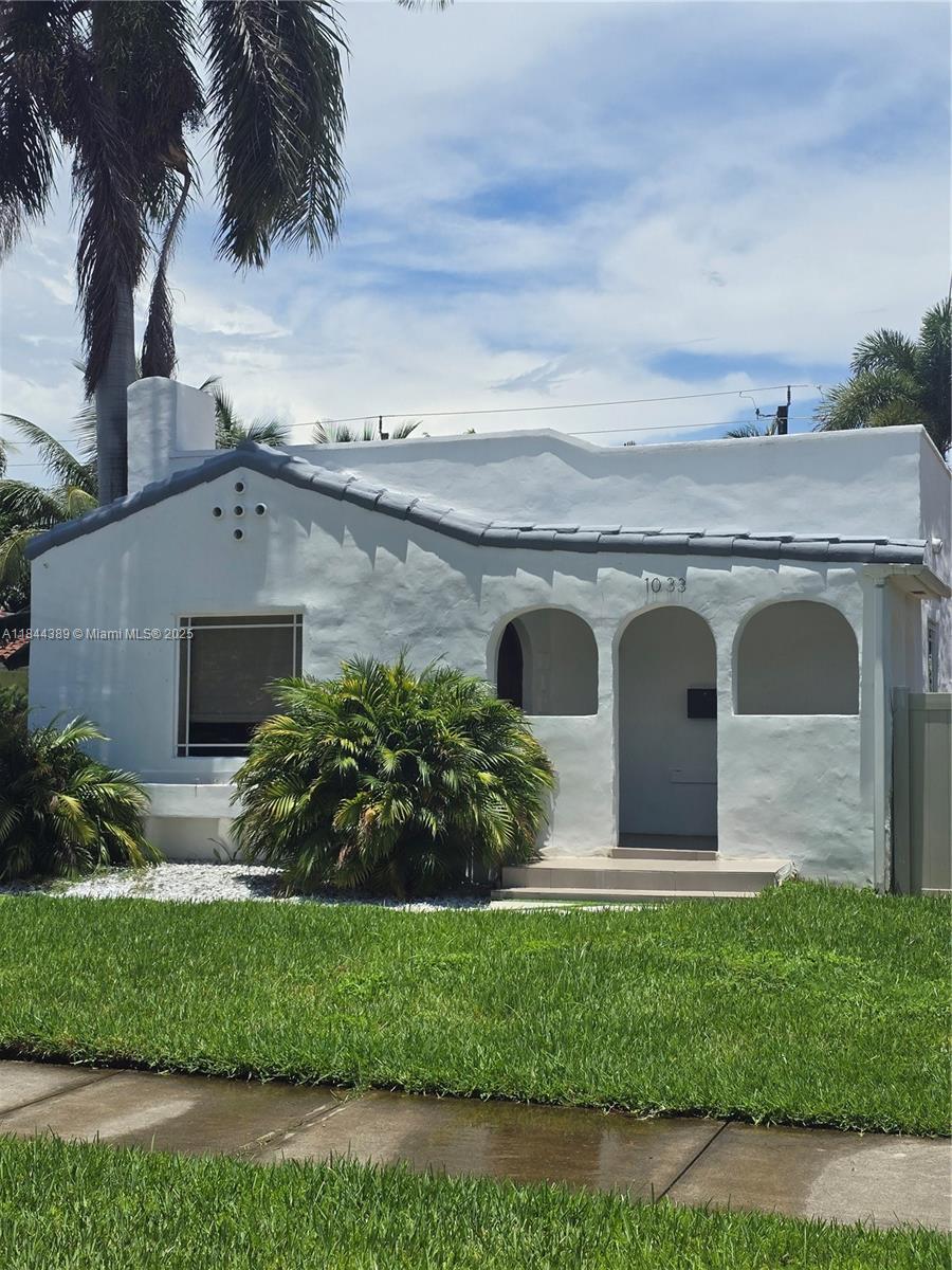 East Hollywood – Pool Home with Guest House!
Spacious and updated rental in prime East Hollywood location—just minutes from the beach, shopping, dining, and nightlife. The main house features 2 bedrooms and 2 full bathrooms with modern finishes and open living space. A detached guest house/in-law suite includes a private bedroom, bathroom, living area, and refrigerator—perfect for visiting guests, extended family, or a home office setup.
Enjoy a private backyard oasis with a beautifully landscaped yard and sparkling pool—ideal for relaxing or entertaining.
Located east of US-1, close to Hollywood Beach, Downtown Hollywood, Aventura, and FLL Airport.
Vacant. Rapid approval. Pool and lawn maintenance included. No HOA. Pets considered.