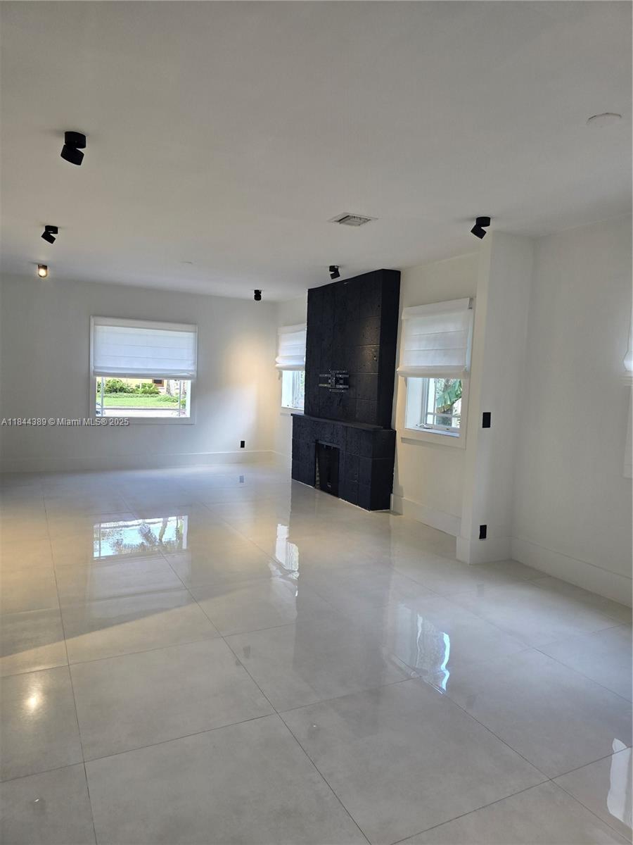 HOLLYWOOD LAKES SECTION - Residential Lease