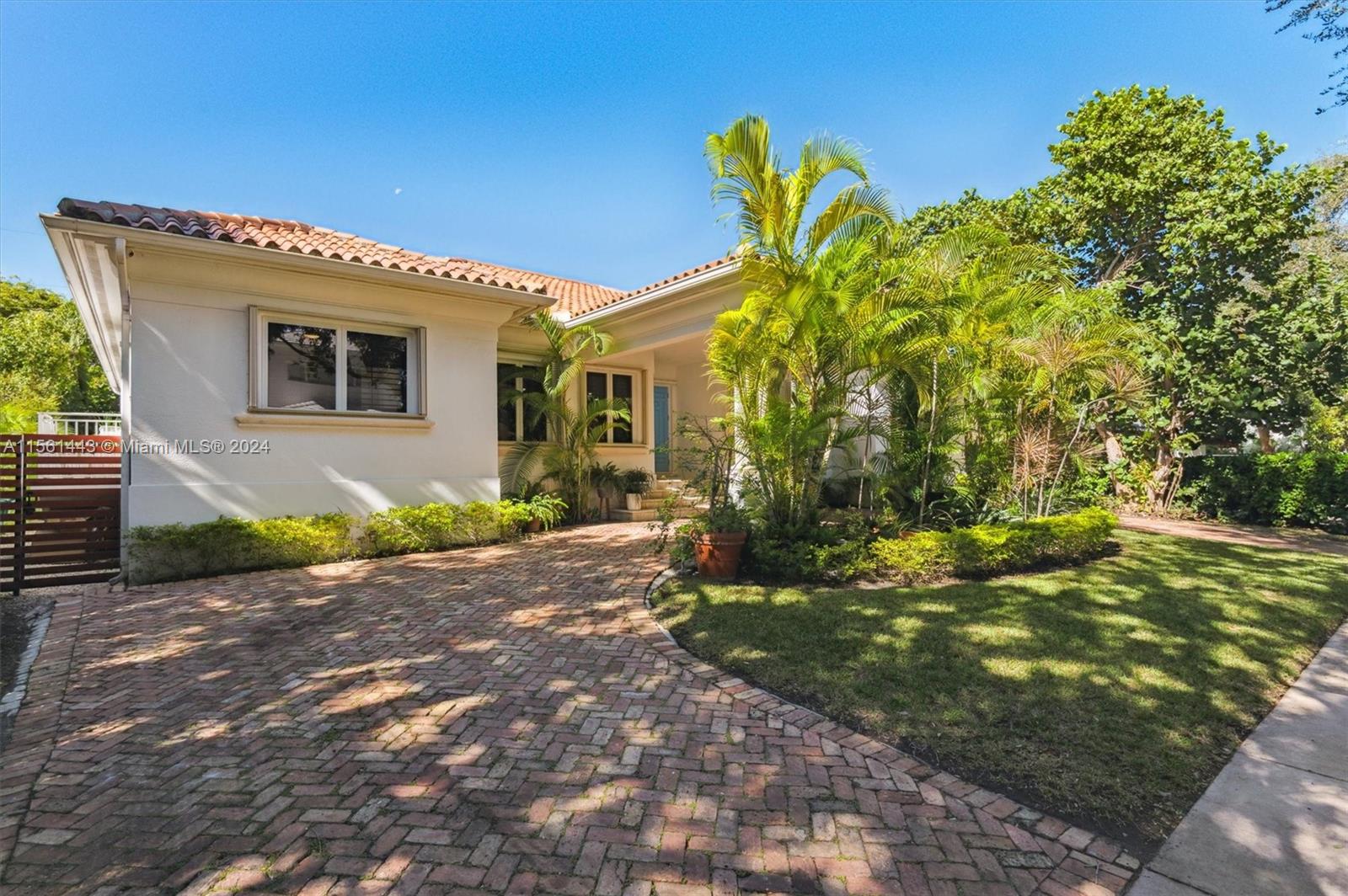 340 Woodcrest Rd .