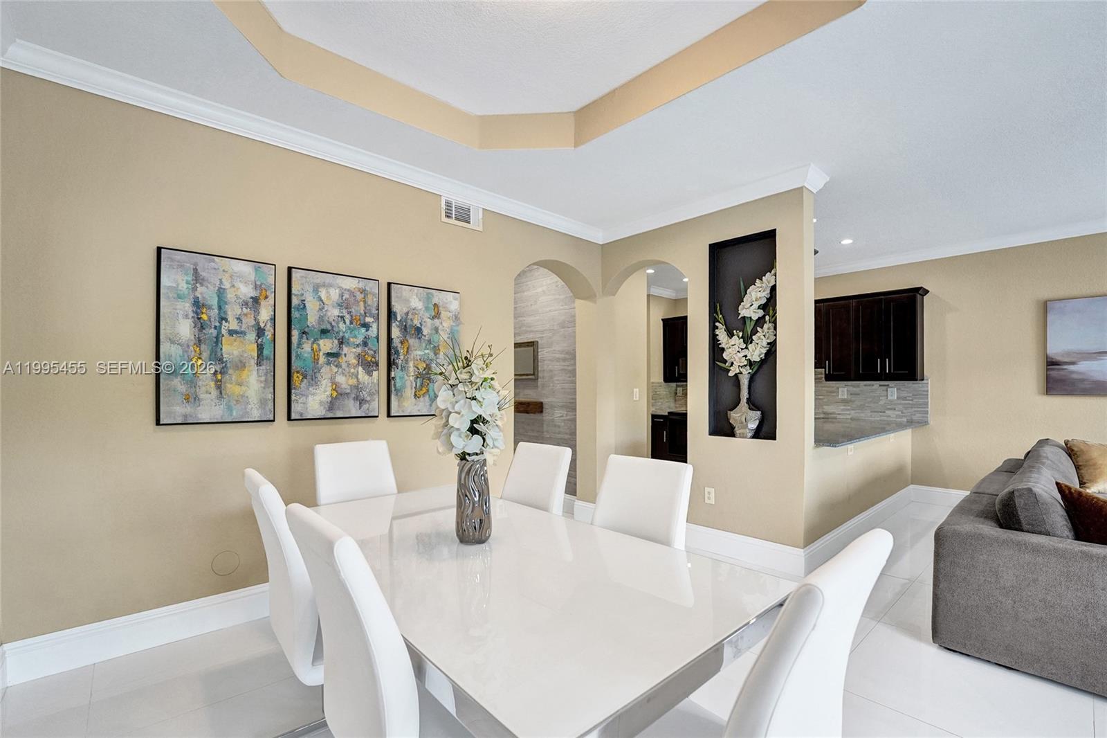 Escada Townvillas - Residential