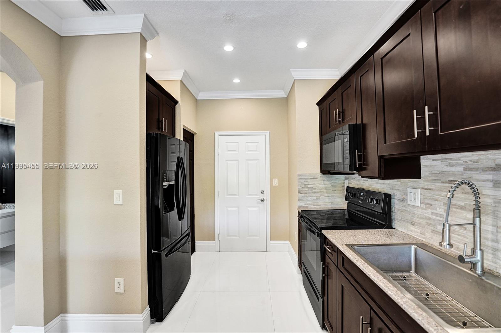 Escada Townvillas - Residential