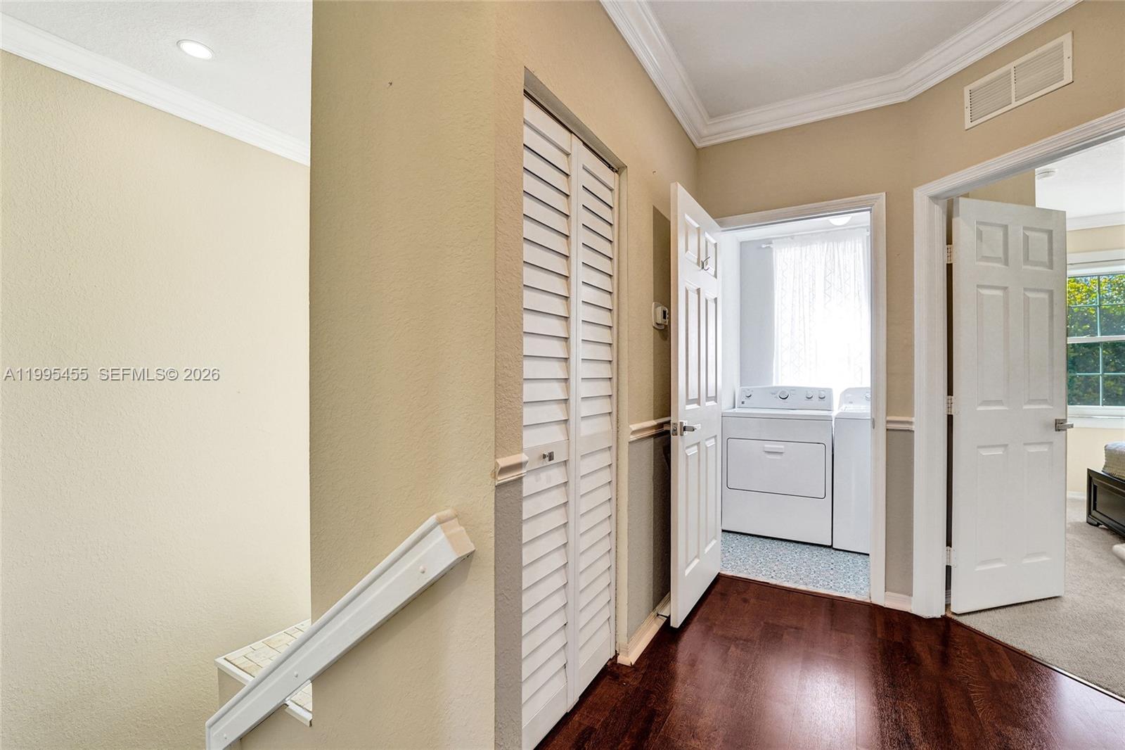 Escada Townvillas - Residential