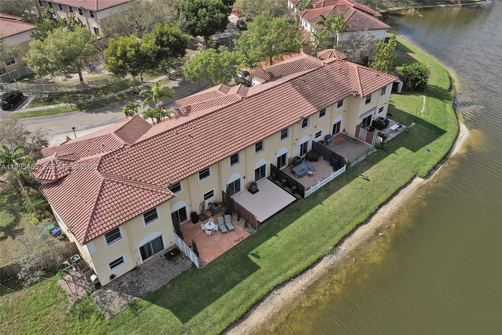 Escada Townvillas - Residential