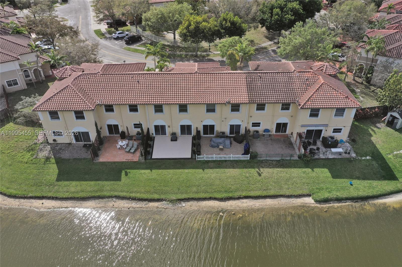 Escada Townvillas - Residential