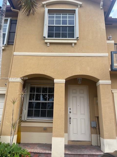 BEAUTIFUL TWO STORY TOWNHOUSE, EXCELLENT CONDITION, CENTRALLY LOCATED, NEAR TO MAIN HIGHWAYS AND SCHOOLS.