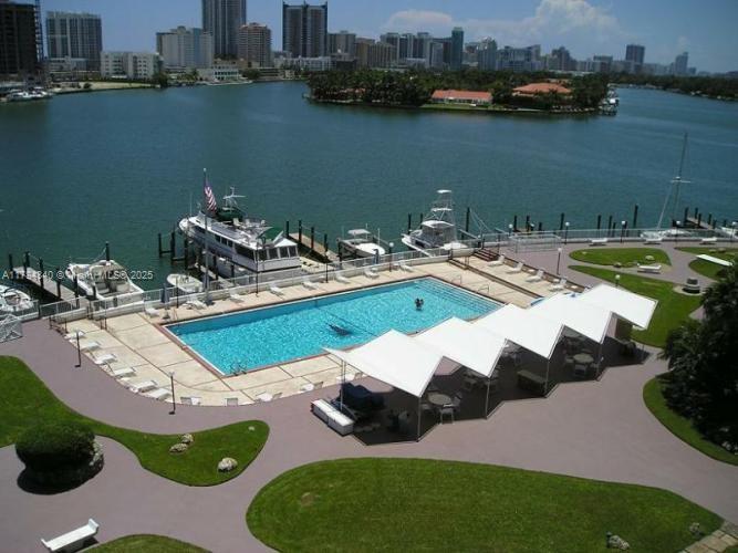 KING COLE CONDO - Residential