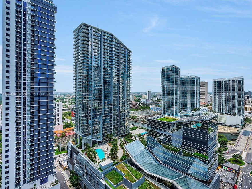 Stunning 2 bedroom, 2 bathroom residence nestled in the vibrant heart of Brickell. Conveniently located within walking distance to an array of restaurants, shops, supermarkets, and more. This unit boasts top of the line appliances and offers a wealth of amenities for a truly luxurious living experience.