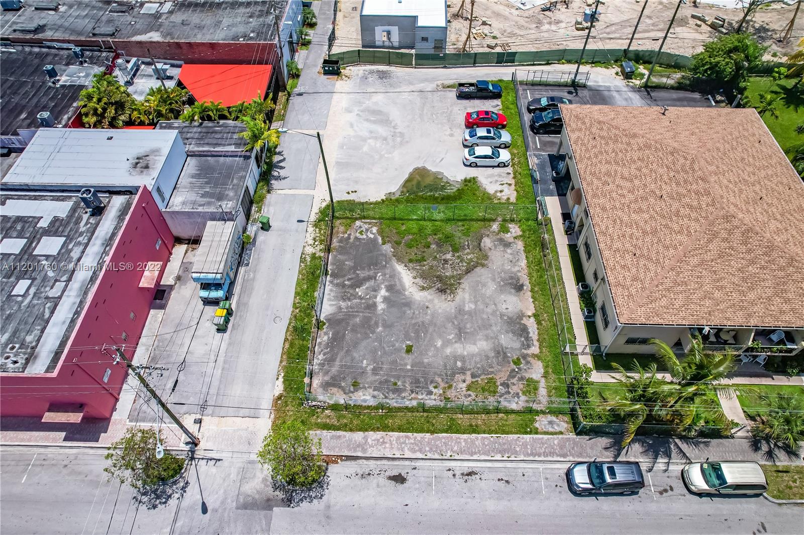 Main image without alt text