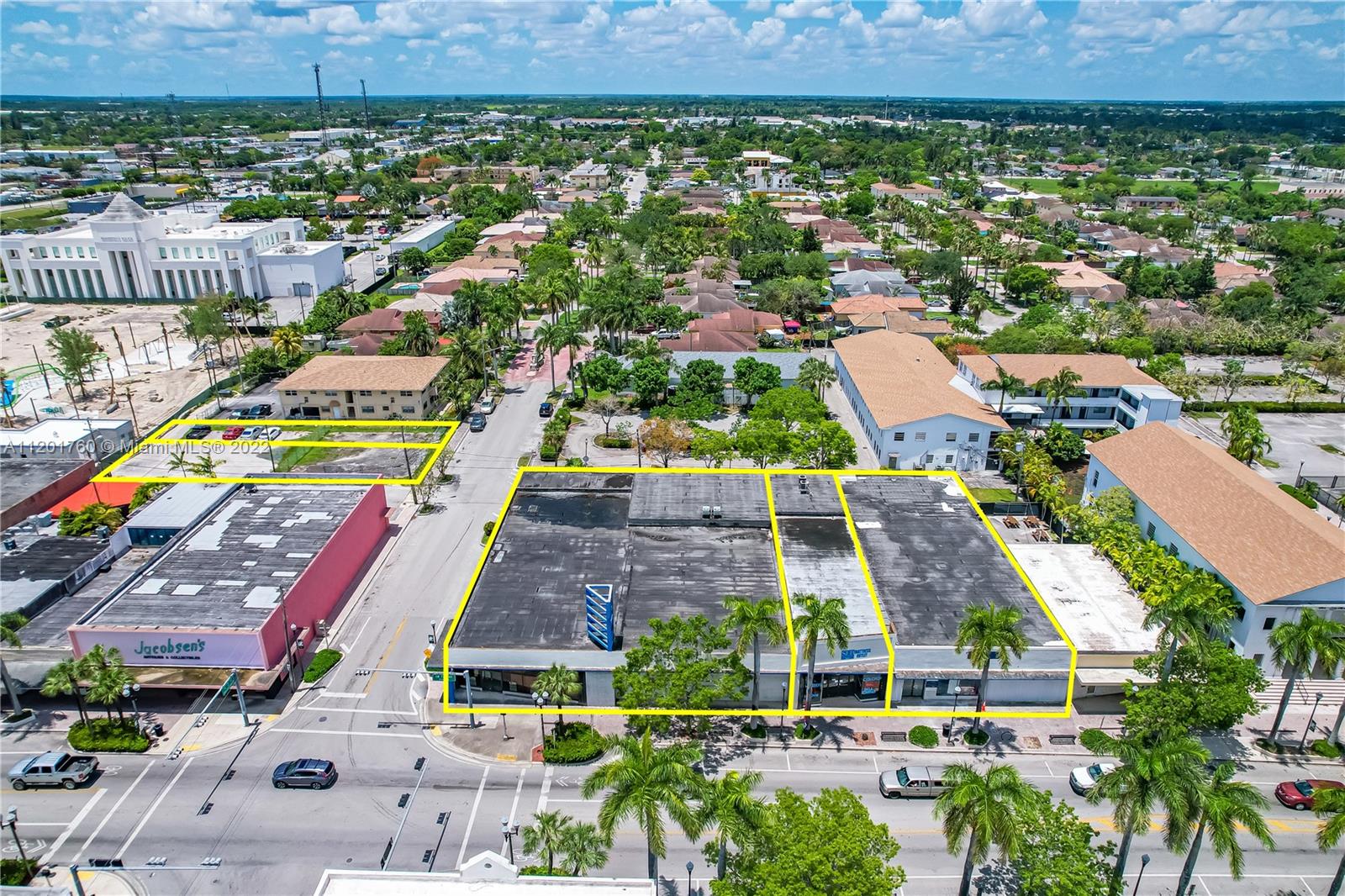 Main image without alt text