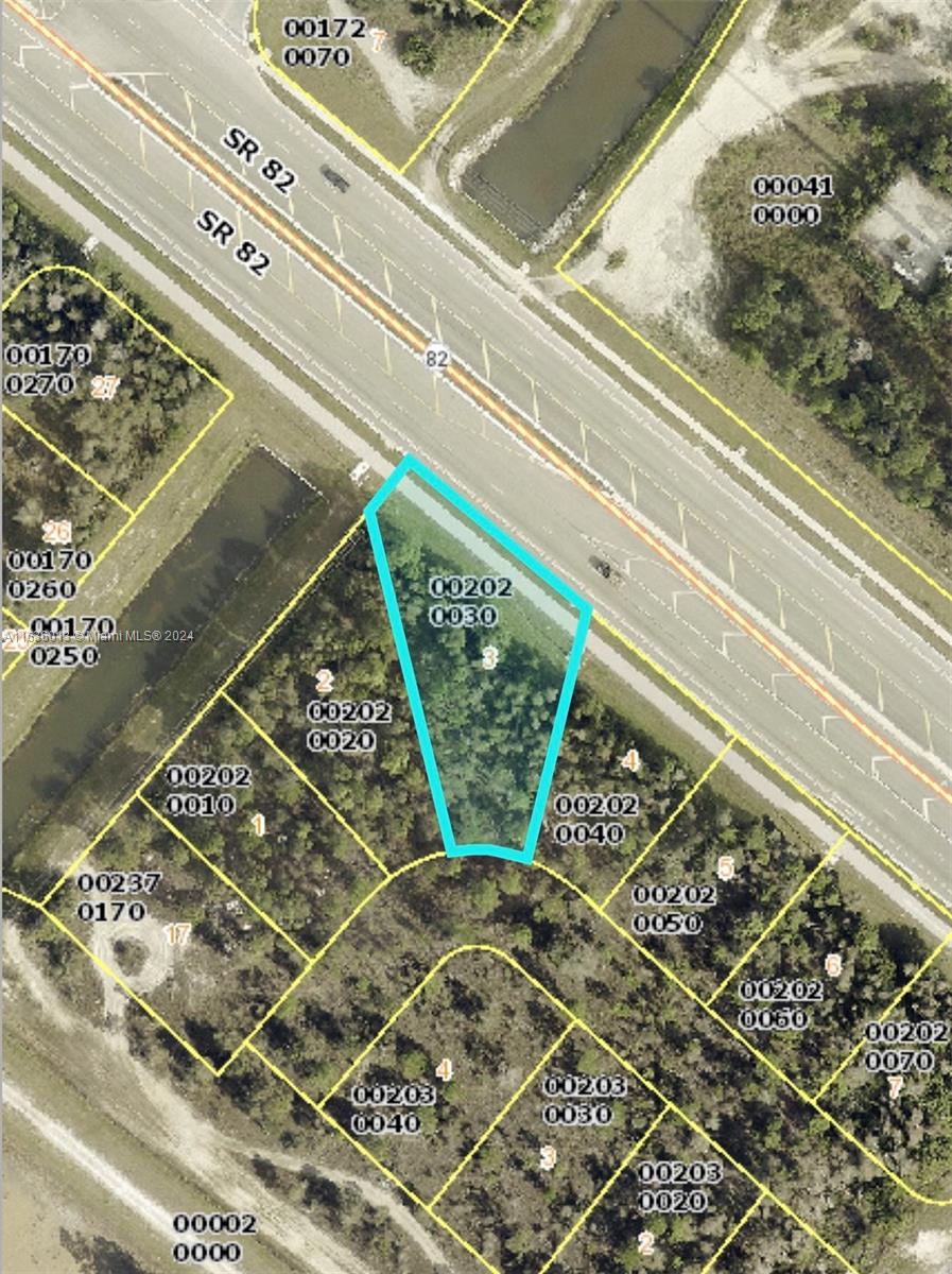 Residential lot of 0.45 acres for sale in Fort Myers, Florida! Build the home of your dreams in a quiet and rapidly growing area. Contact us for more details!