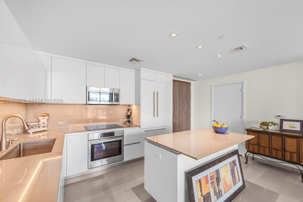 REACH CONDO - Residential