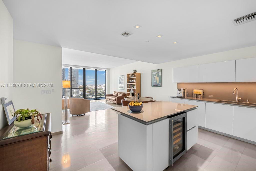 REACH CONDO - Residential