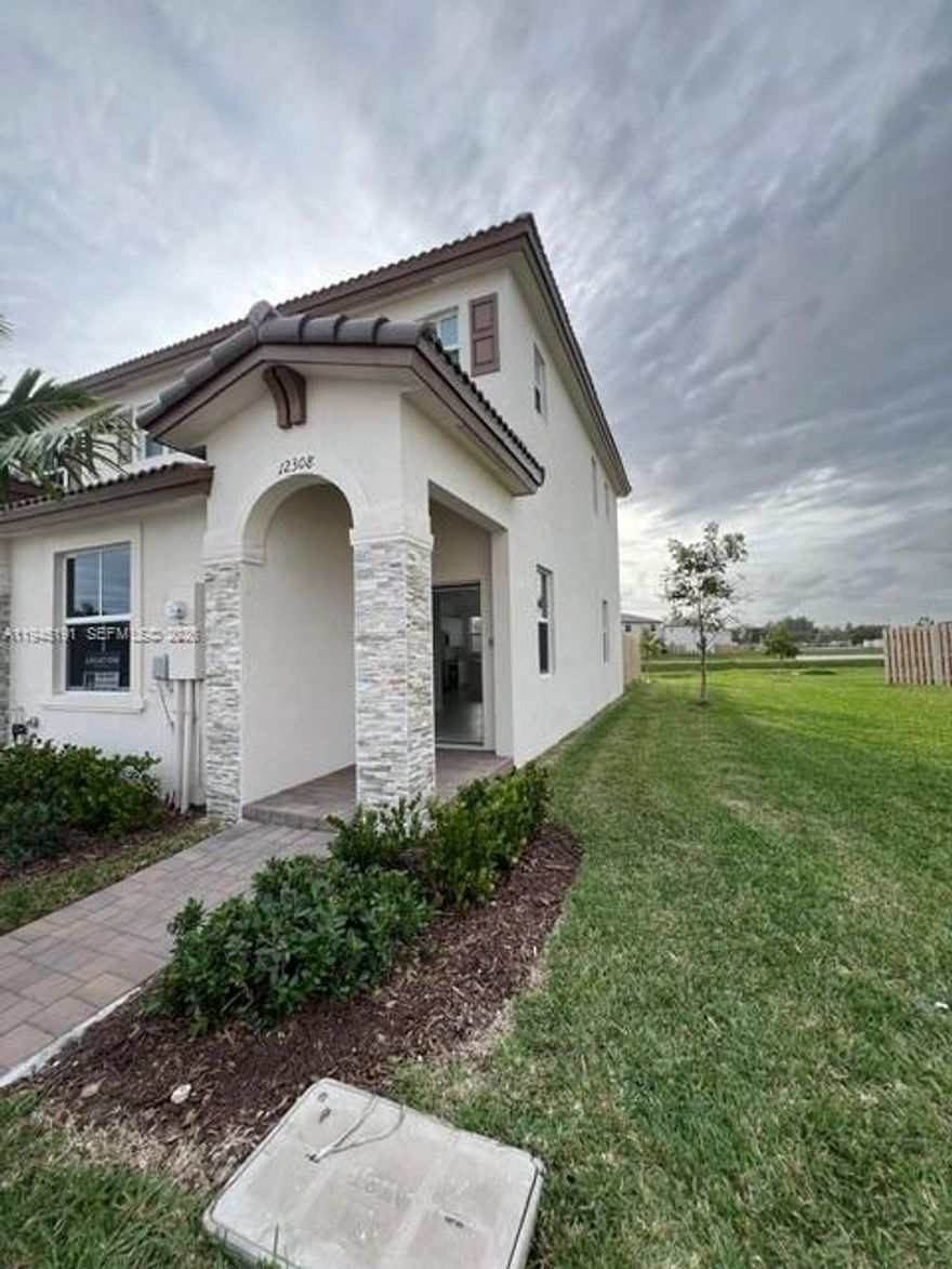 BEAUTIFUL LAKEFRONT UNIT IN THE NEW WESTVIEW COMMUNITY OF LENNAR,

CENTRAL LOCATION, JUST 15-20 MINUTES BY CAR FROM DOWNTOWN, MIA AIRPORT, AVENTURA, ETC.

BANDOL DESIGN OF 3 BEDROOMS AND 3 BATHROOMS,