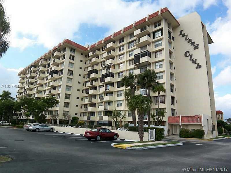 One bedroom unit with great natural light and beautiful views of the ocean skyline, city and intra-coastal canals. This unit has storage galore; large walk-in closet, deep linen closet and double door foyer closet. Neutral tile in foyer, hallway, kitchen and bath. Bedroom and living/dining area neutral carpet. Amenities in this waterfront community include 24hr manned gate, 2 heated pools, sauna, billiard room, clubhouse with full kitchen, fitness room and BBQ area.