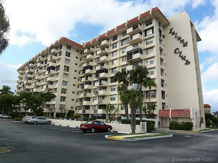 One bedroom unit with great natural light and beautiful views of the ocean skyline, city and intra-coastal canals.  This unit has storage galore; large walk-in closet, deep linen closet and double door foyer closet. Neutral tile in foyer, hallway, kitchen and bath. Bedroom and living/dining area neutral carpet.  Amenities in this waterfront community include 24hr manned gate, 2 heated pools, sauna, billiard room, clubhouse with full kitchen, fitness room and BBQ area.