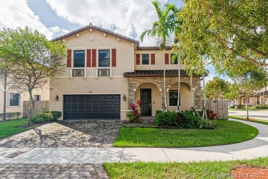 MOVE IN READY! THIS BEAUTIFUL AND LUXURIOUS SINGLE FAMILY HOME LOCATED IN FRONT OF TAMIAMI AIRPORT IN THE GARDEN BY THE HAMMOCKS COMMUNITY. THIS SNGLE FAMILY HOME. FEATURES A BEAUTIFUL KITCHEN THAT INCLUDES STAINLESS STEEL APPLIANCES, THE MASTER BEDROOM INCLUDES WALK IN CLOSET. CERAMIC TILES THROUGHOUT AND PLUSH CARPET
