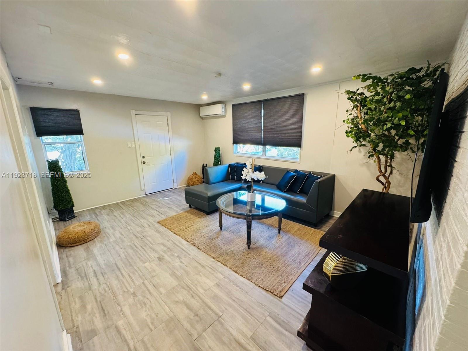 HOLLYWOOD PARK - Residential Lease