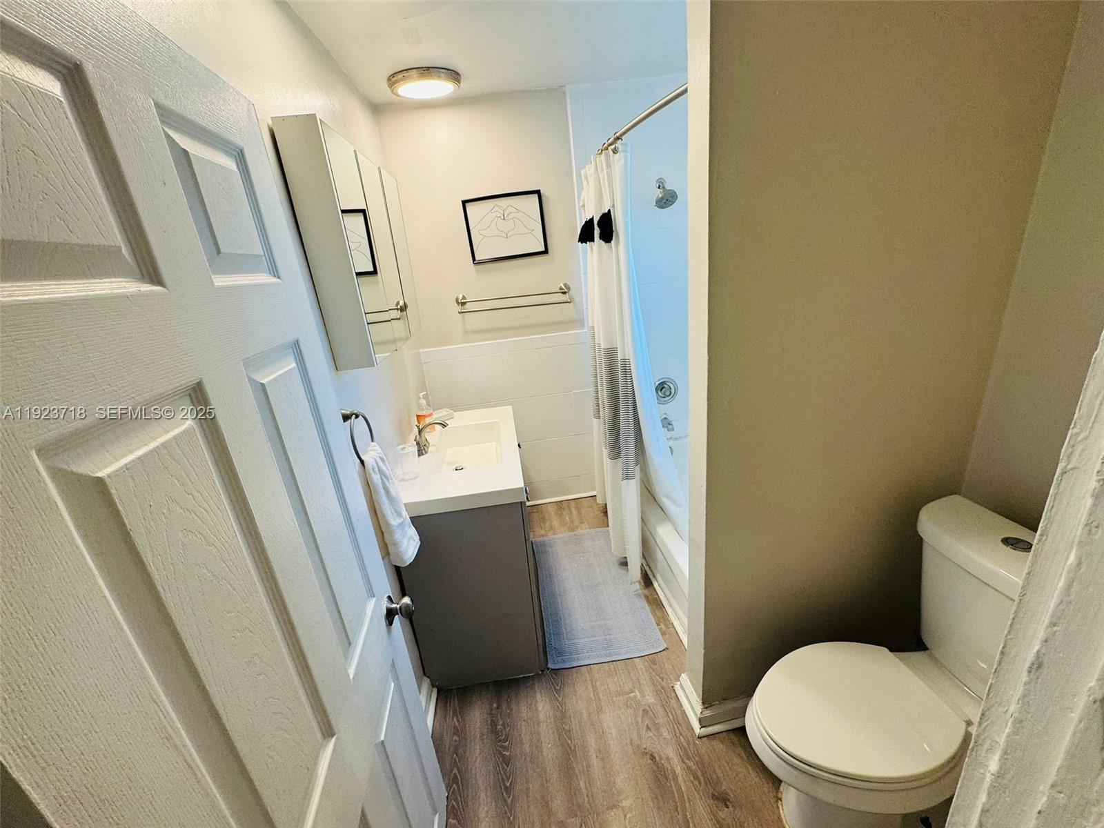 HOLLYWOOD PARK - Residential Lease