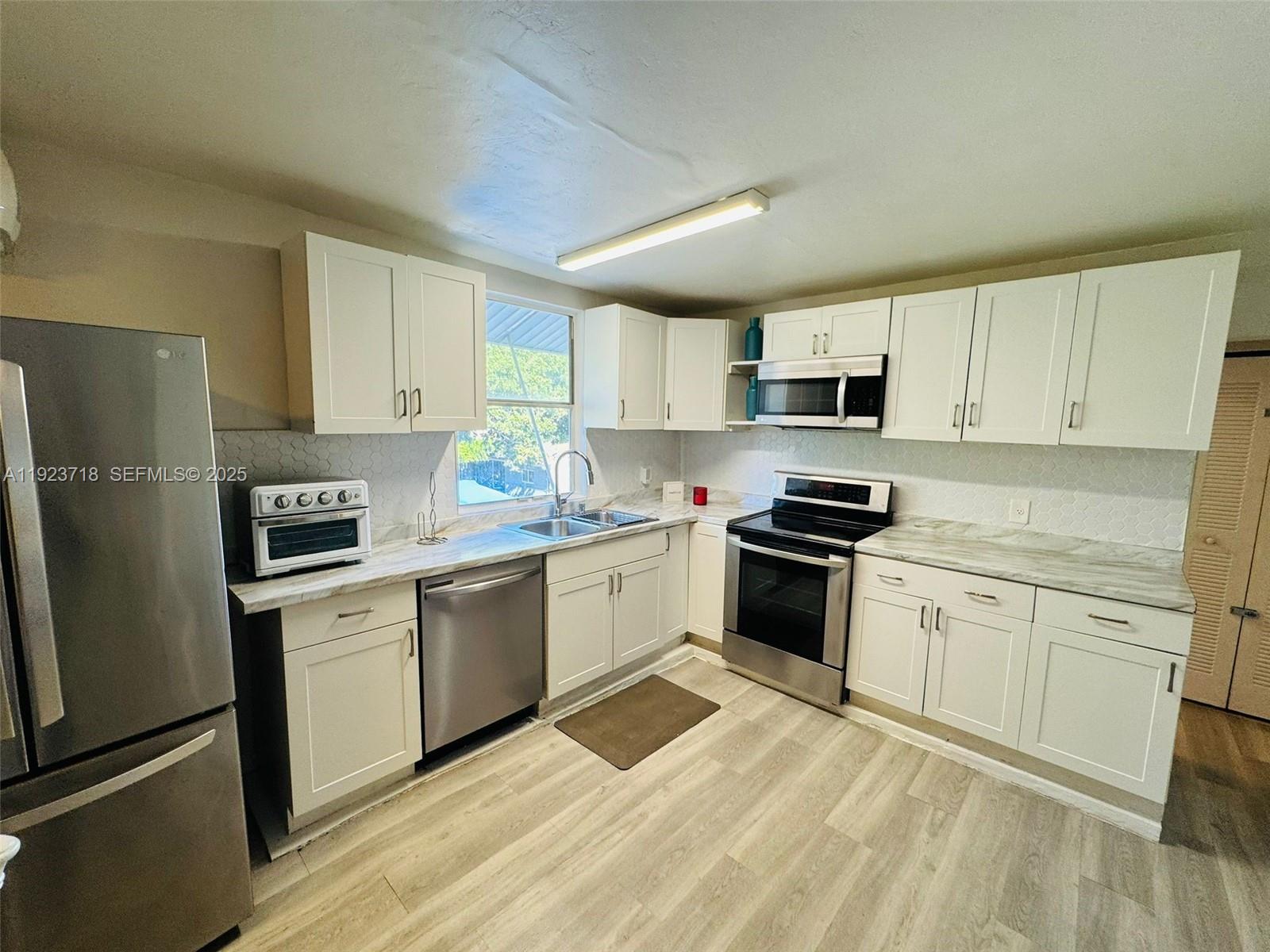 HOLLYWOOD PARK - Residential Lease